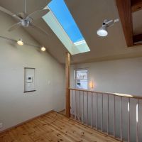 豊中市上野西2丁目の賃貸物件/勾配天井が広がりを感じさせる開放的な空間。