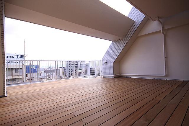 大阪府吹田市広芝町の賃貸物件/斜めの壁と梁のような構造体がかっこいい。