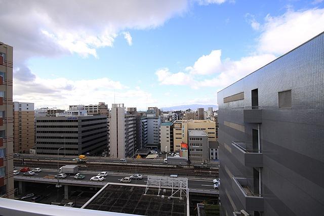 大阪府吹田市広芝町の賃貸物件/ウッドデッキから見える景色です。目の前には車道と御堂筋線が通っています。