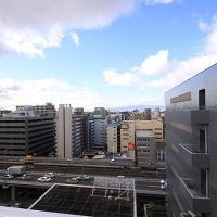 大阪府吹田市広芝町の賃貸物件/ウッドデッキから見える景色です。目の前には車道と御堂筋線が通っています。