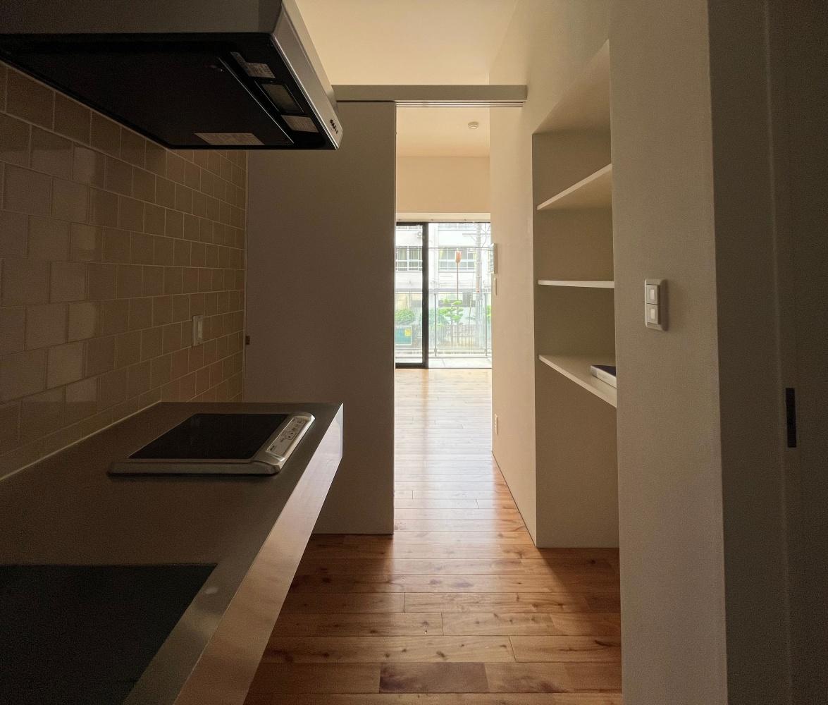 大阪府大阪市港区市岡元町3丁目の賃貸物件/201号室はキッチンスに収納スペースもあります。