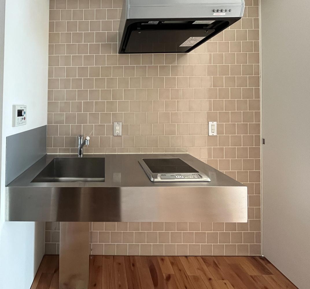 大阪府大阪市港区市岡元町3丁目の賃貸物件/201号室のタイル張りのキッチンスペース。