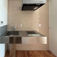 大阪府大阪市港区市岡元町3丁目の賃貸物件/201号室のタイル張りのキッチンスペース。