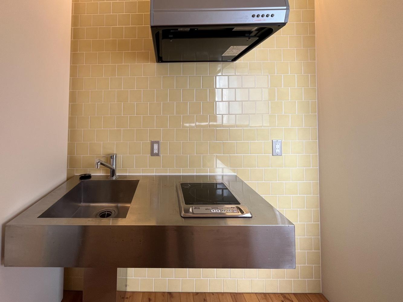 大阪府大阪市港区市岡元町3丁目の賃貸物件/703号室のタイル張りのキッチンスペース。