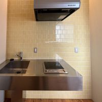 大阪府大阪市港区市岡元町3丁目の賃貸物件/703号室のタイル張りのキッチンスペース。