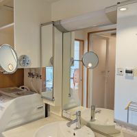 大阪市中央区谷町7丁目の賃貸物件/3面鏡に加えて照明付きの拡大鏡も。