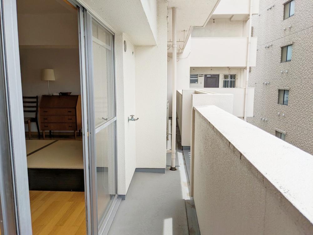 大阪市中央区谷町7丁目の賃貸物件/南向きバルコニー。リビングから洋室までつながっています。