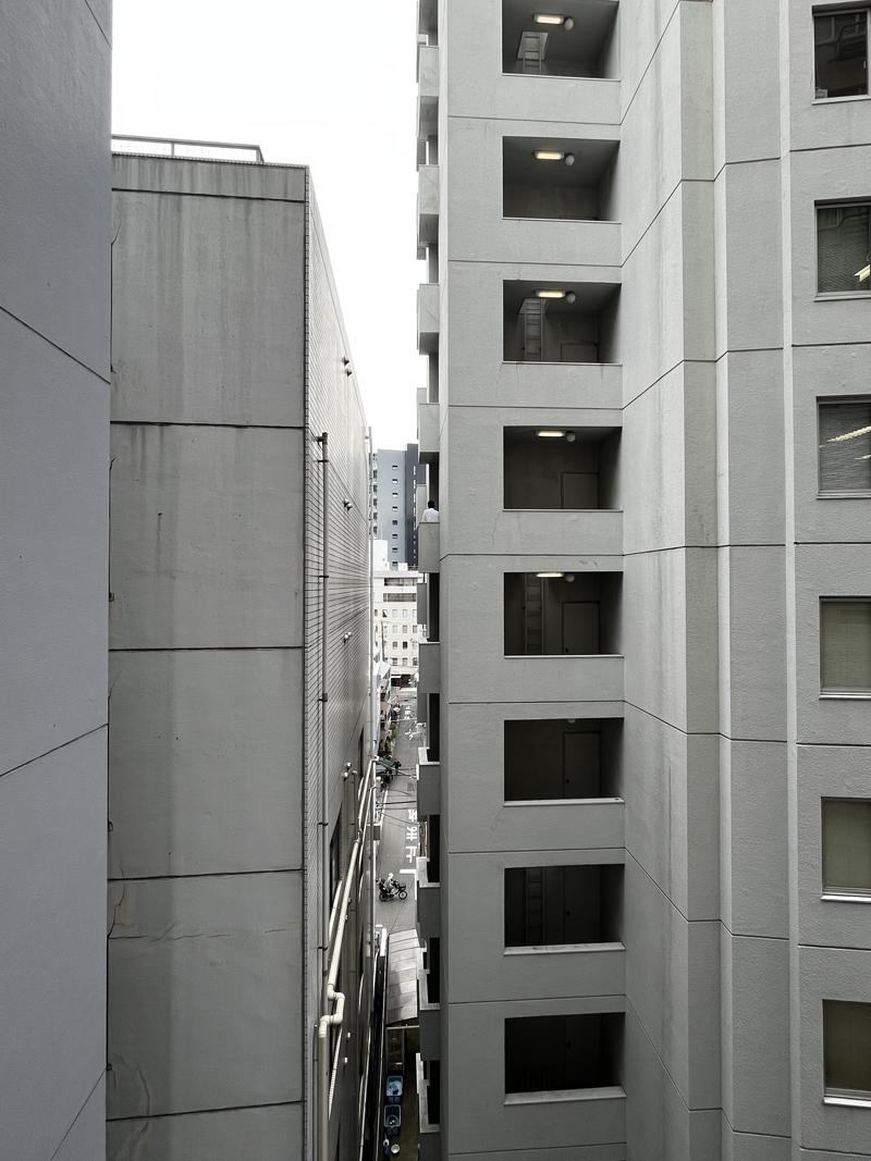 大阪市淀川区西中島７丁目の売買物件/ビルとビルの谷間、なんとも都心っぽい風景