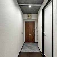 大阪市淀川区西中島７丁目の売買物件/玄関にもロールカーテン