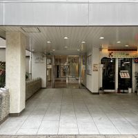 大阪市淀川区西中島７丁目の売買物件/1Fには飲食店、白を基調としたエントランス。