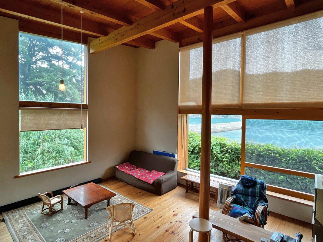 和歌山県日高郡の売買物件/天井高は約5m、緑も海も大きく取り込んだひたすらに心地よい部屋。