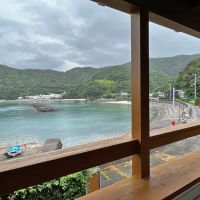 和歌山県日高郡の売買物件/小さいカウンターのついたバルコニー。夜には椅子を置いて、海風を感じながらコーヒーとか飲むんでしょうね。