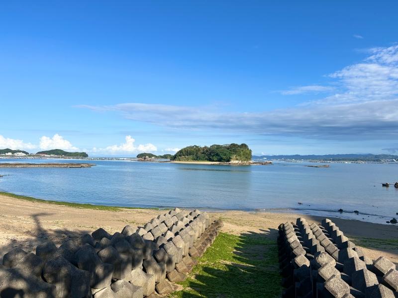 和歌山県西牟婁郡白浜町堅田宇箱嶋1925番の売買物件/砂浜エリアは比較的平坦なので、無人島生活の拠点として構えられそう。