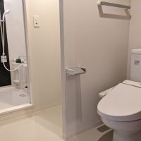 大阪府茨木市南春日丘4丁目の賃貸物件/トイレとその壁の奥には洗濯機置き場があります。