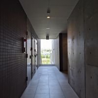 大阪府茨木市南春日丘4丁目の賃貸物件/奥に見える松沢池が美しく映える照度を抑えた廊下。