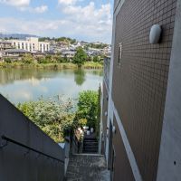 大阪府茨木市南春日丘4丁目の賃貸物件/抜けると地下に伸びる階段と期待を裏切らない風景。