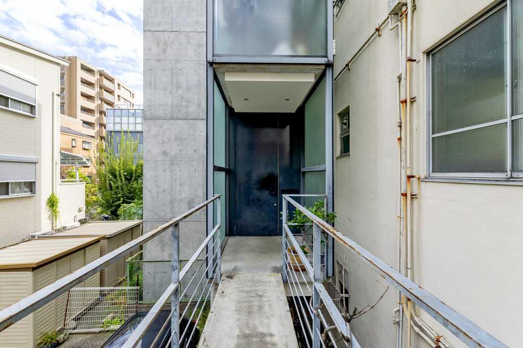 大阪市中央区森ノ宮中央2の売買物件/空中廊下を通って住居の入り口へ、ドキドキ...！