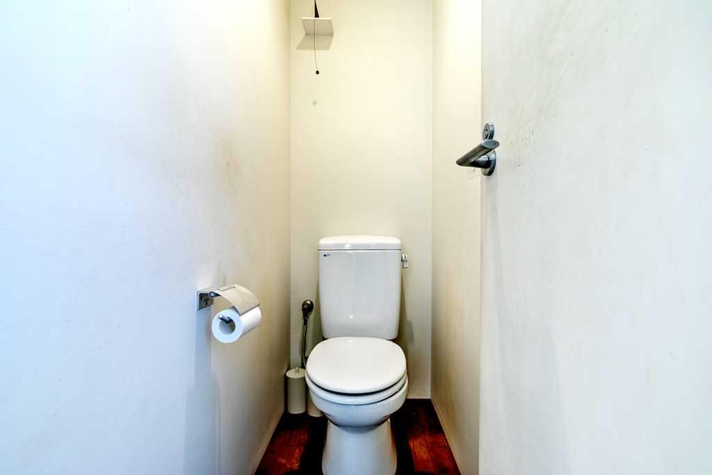 大阪市中央区森ノ宮中央2の売買物件/トイレは住居エリアと仕事場エリアで２箇所あります