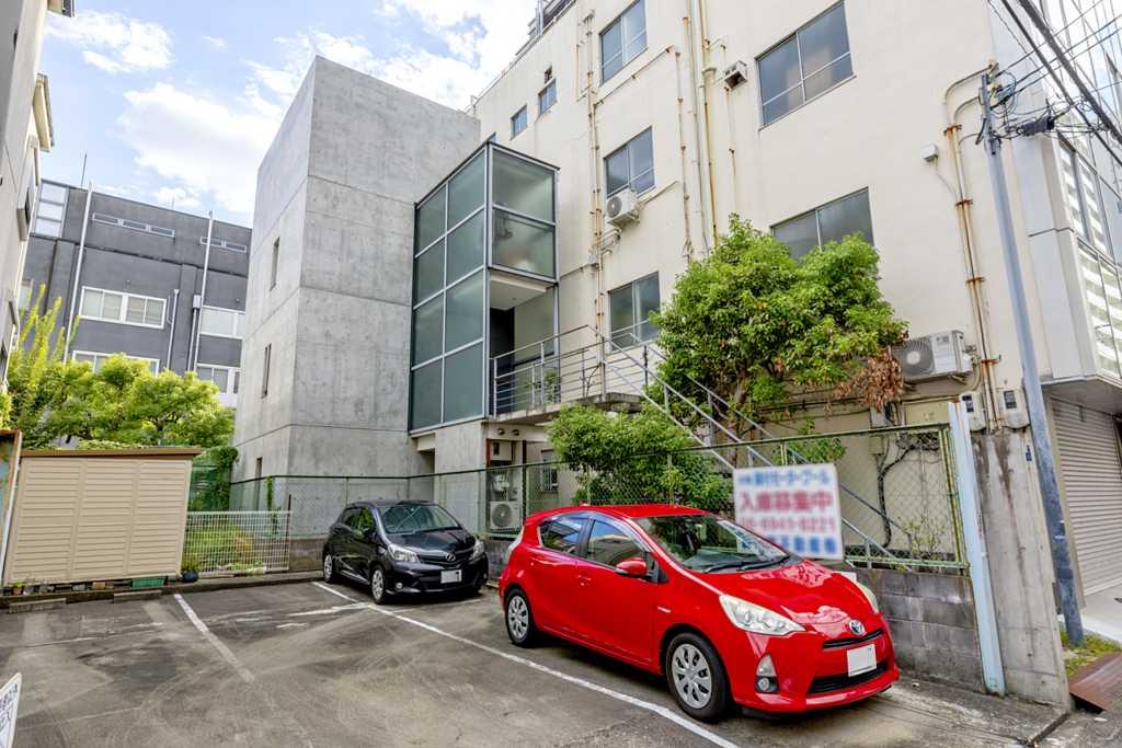大阪市中央区森ノ宮中央2の売買物件/都心に突如現れたコンクリートの建物、通路空間には緑も植えられています