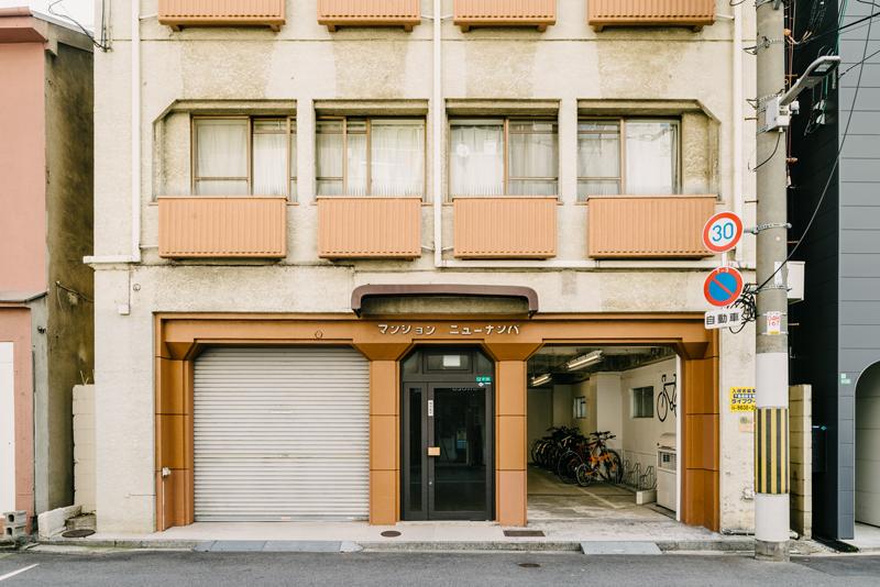 大阪市浪速区元町の賃貸物件/レトロなマンションの1Fにあります。