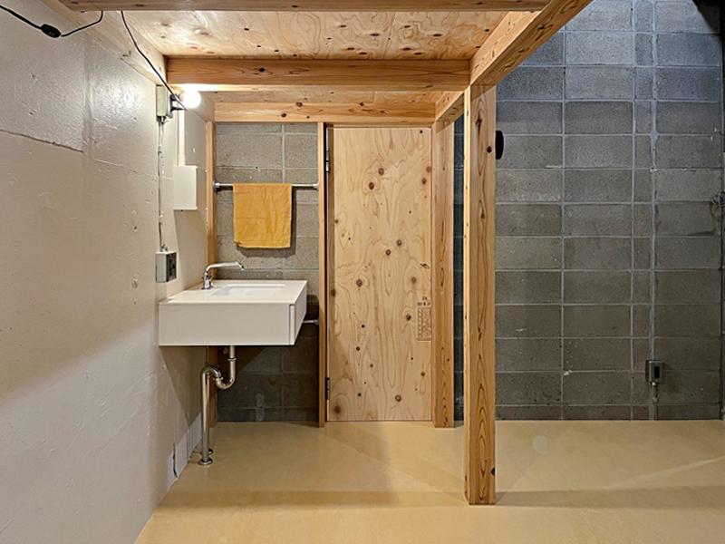 大阪市浪速区元町の賃貸物件/洗面とトイレの水回りがあります。