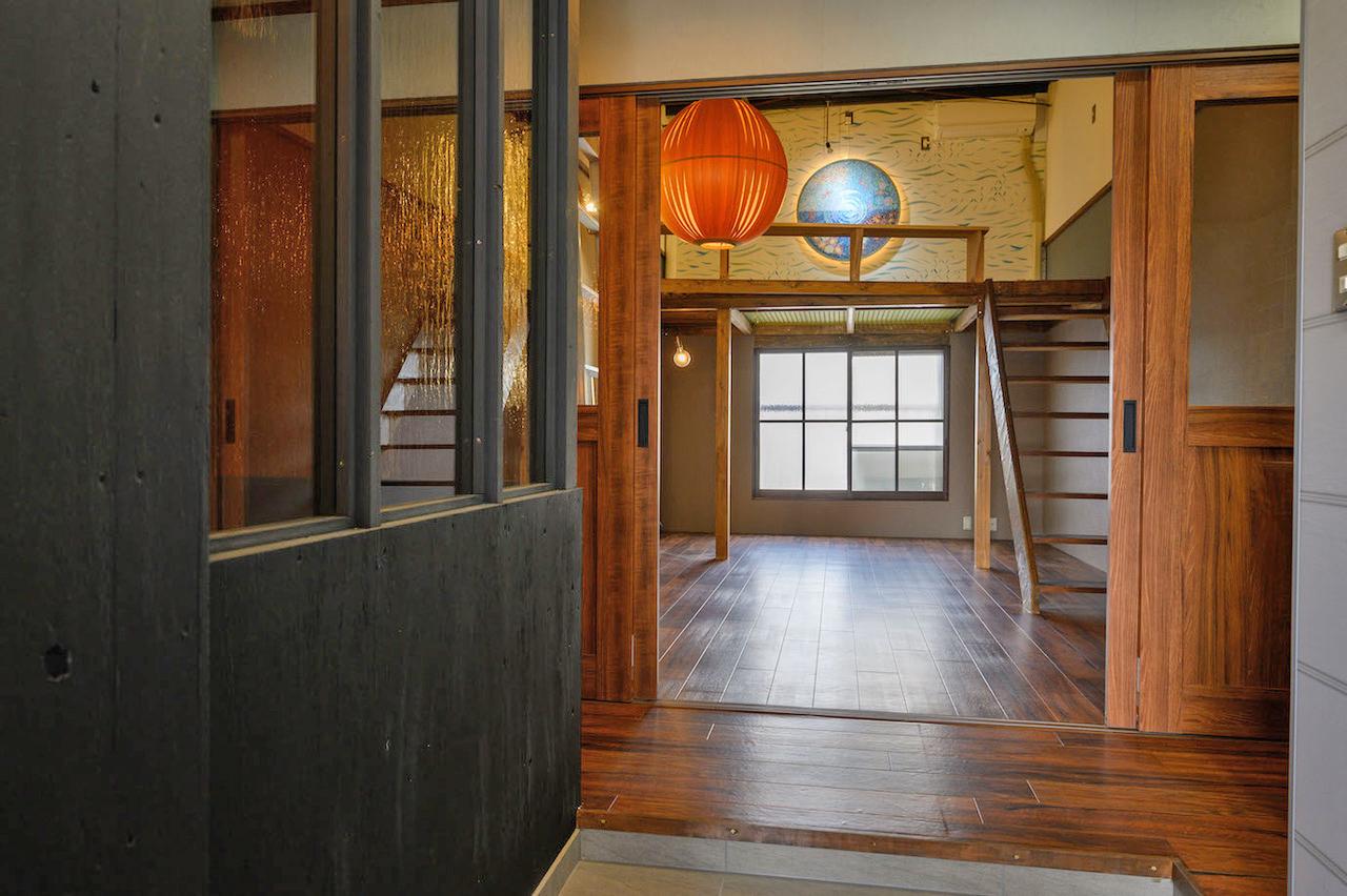 大阪市住之江区西加賀屋１丁目の賃貸物件/旅館のような華やかさの部屋が出迎えてくれます。