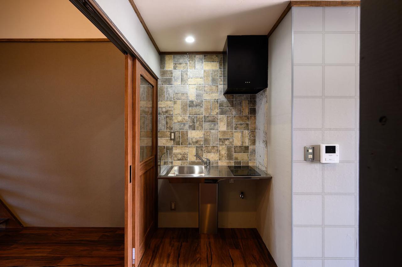 大阪市住之江区西加賀屋１丁目の賃貸物件/ミニマルなキッチン。ここにもタイル。