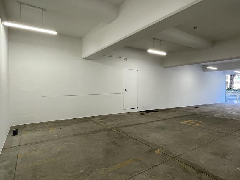 大阪市西区靭本町2丁目の賃貸物件/西側壁面。ドアの向こうはビルのEVホールにつながっています。