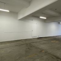 大阪市西区靭本町2丁目の賃貸物件/西側壁面。ドアの向こうはビルのEVホールにつながっています。