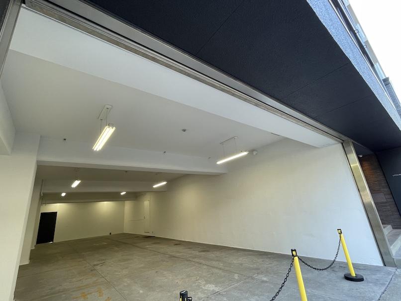 大阪市西区靭本町2丁目の賃貸物件/北側のメイン入り口（パイプシャッター付きです）。