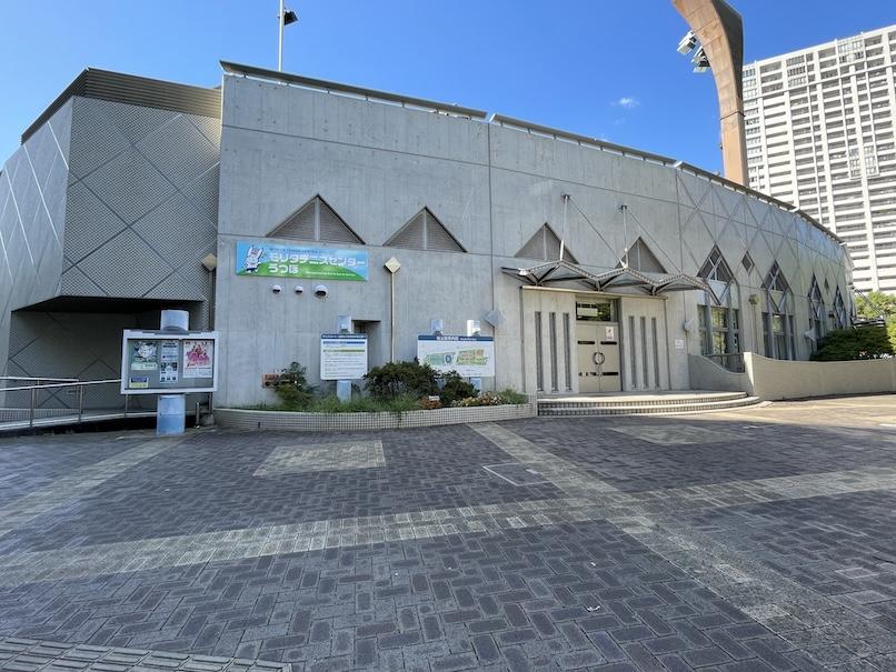 大阪市西区靭本町2丁目の賃貸物件/テニス競技場が目の前にあります。お店の目印にもなりそう。