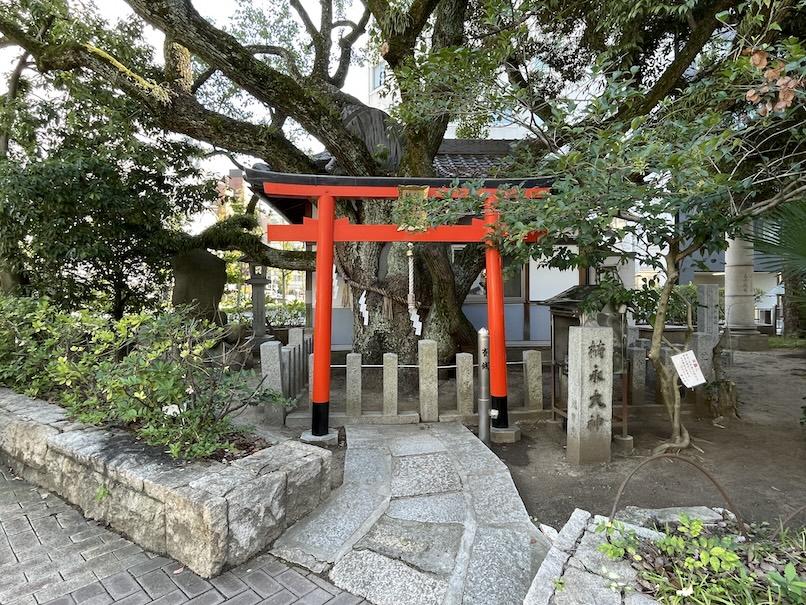 大阪市西区靭本町2丁目の賃貸物件/靭公園内にある「楠永神社」。地域の氏神さまも近くで見守ってくれています。