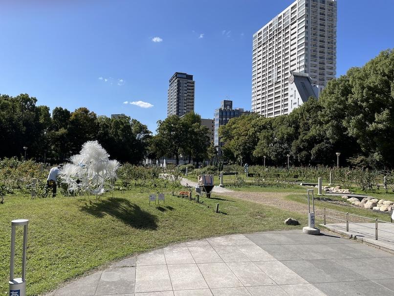 大阪市西区靭本町2丁目の賃貸物件/公園の緑と高層建築のコントラスト。このエリアの特徴にも感じます。