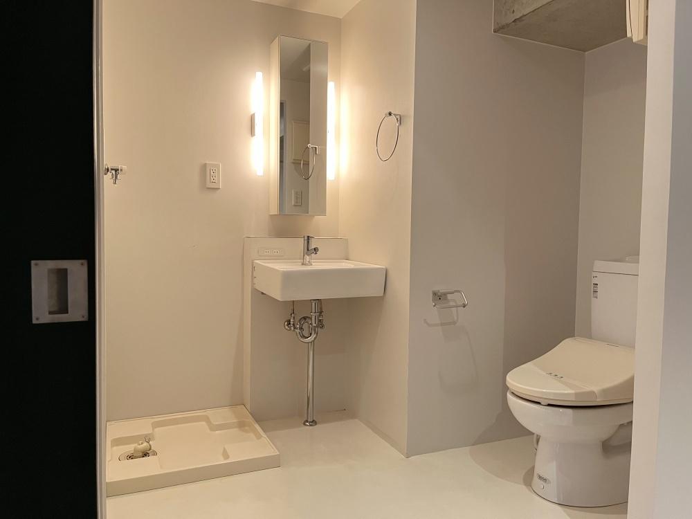 大阪市北区中崎西1丁目の賃貸物件/デザイナーズならではの水回り配置。＊今回募集住戸は洗濯機置き場の位置が異なります。