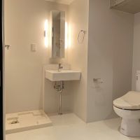 大阪市北区中崎西1丁目の賃貸物件/デザイナーズならではの水回り配置。＊今回募集住戸は洗濯機置き場の位置が異なります。