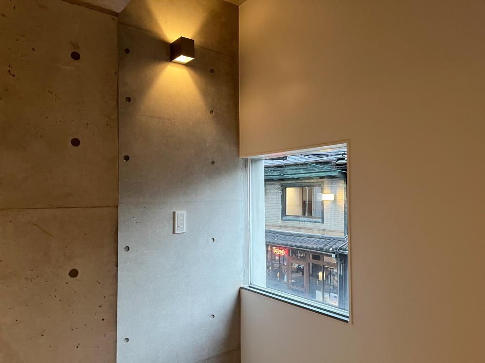 大阪市北区中崎西1丁目の賃貸物件/窓からの空気感も素敵です。