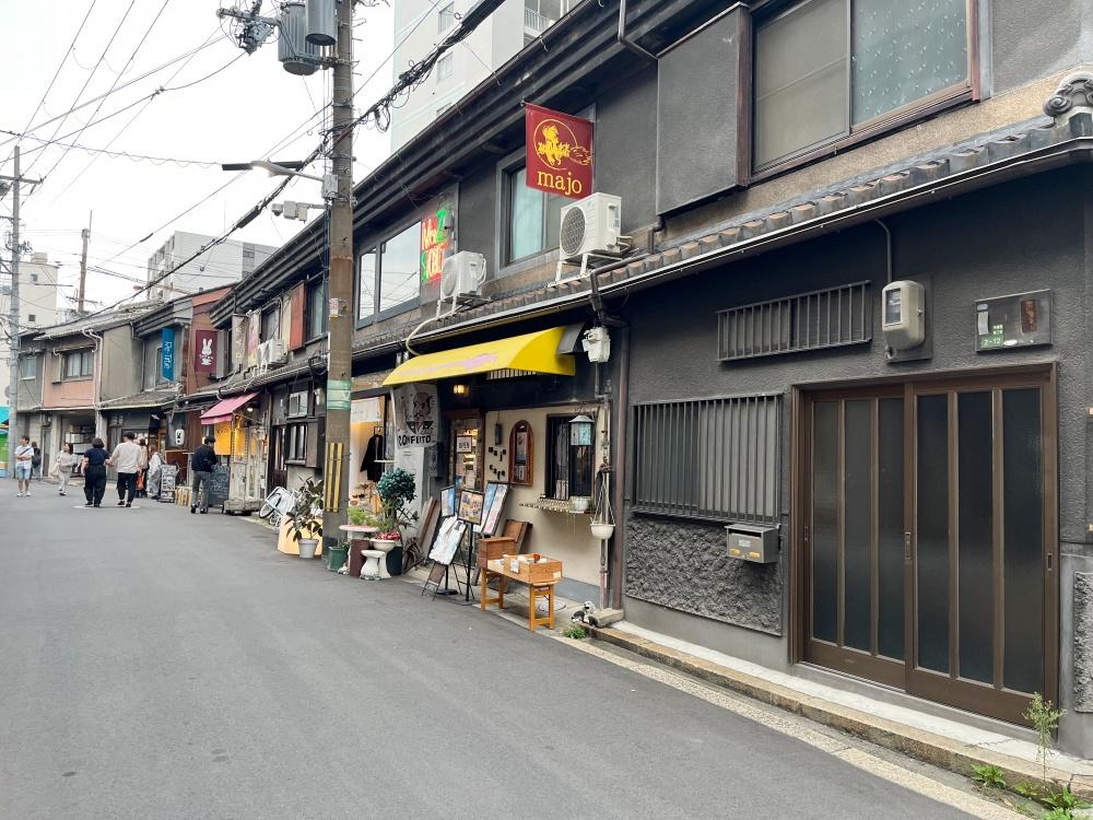 大阪市北区中崎西1丁目の賃貸物件/周囲には長屋を改装した雑貨店やカフェバーが沢山。