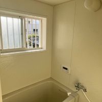 東大阪市額田町の賃貸物件/お風呂場からの景色も良いんです…天井に窓の格子が映っている…！