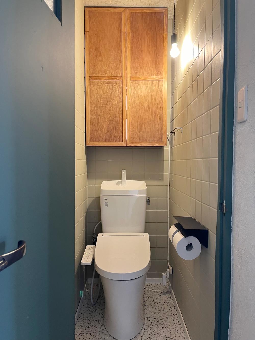 東大阪市額田町の賃貸物件/トイレはマット塗装のタイルと大きな棚が特徴的。
