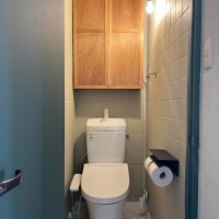 東大阪市額田町の賃貸物件/トイレはマット塗装のタイルと大きな棚が特徴的。