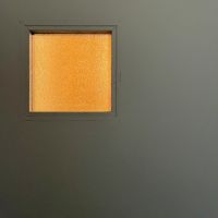 東大阪市額田町の賃貸物件/扉と白熱電球との色合いにグッときます。