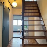 東大阪市額田町の賃貸物件/玄関からの風景。パーケットタイルに、見通しのいい階段。