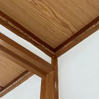 東大阪市額田町の賃貸物件/よーく見ると、竹材が廻してあります。壁の表情が左右で少し違うのもDIYの味。