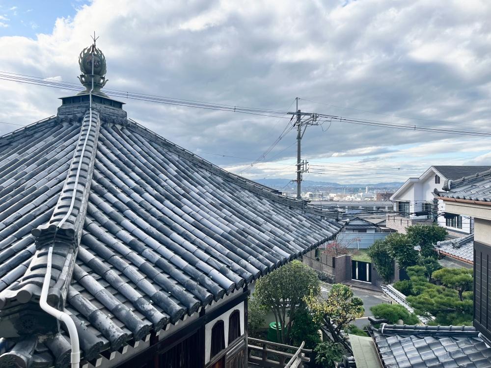 東大阪市額田町の賃貸物件/窓からお堂越しに大阪を一望する、ここは東大阪。