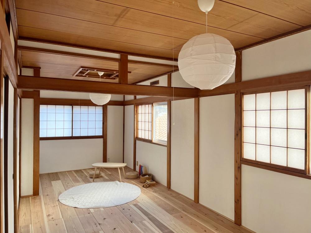 東大阪市額田町の賃貸物件/杉の無垢材の板間。ゴロン、と寝転びたい。