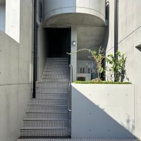 箕面市箕面3丁目の売買物件/ちょっとしたグリーンや照明が愛らしい