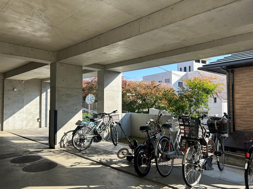 箕面市箕面3丁目の売買物件/陽が差し込むと駐輪場まで美しい