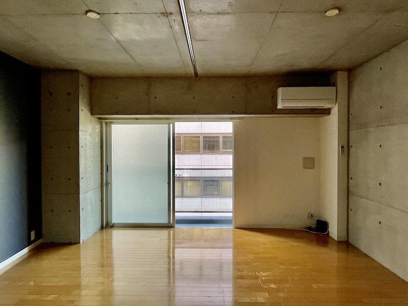 大阪市西区新町2丁目の賃貸物件/右の通路を行けばメインの洋室に繋がります。