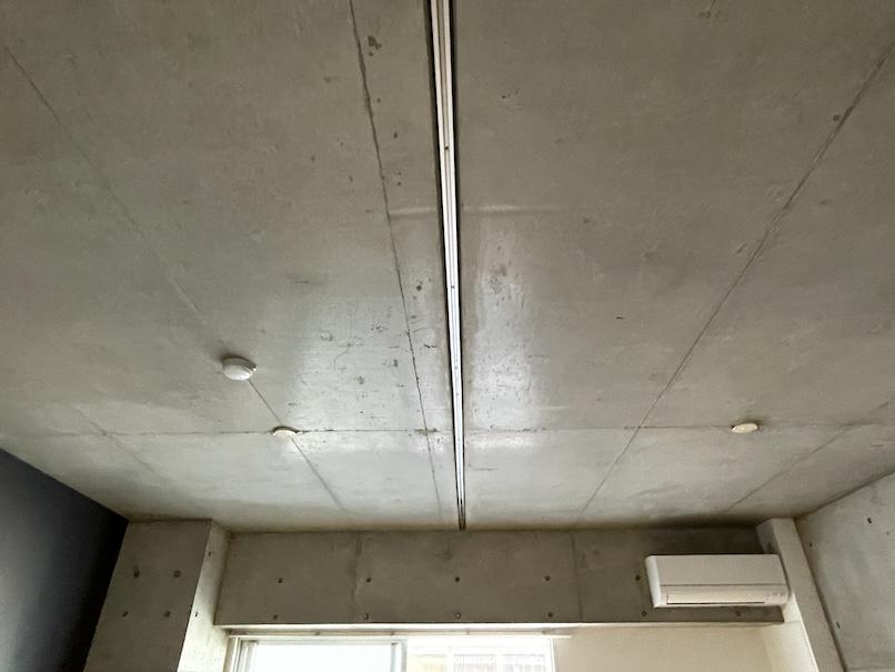 大阪市西区新町2丁目の賃貸物件/天井にカーテンレールも設置され、空間を二つに分けられるようになっています。
