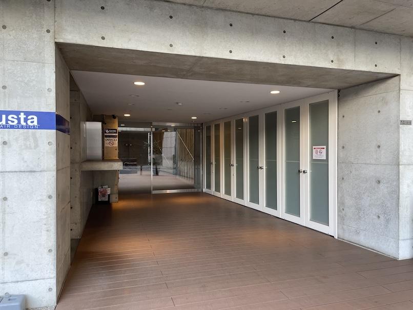 大阪市西区新町2丁目の賃貸物件/マンションへの入り口。右側が専用ゴミ置き場ですが、おしゃれ過ぎてゴミ置き場とわかりませんでした…。